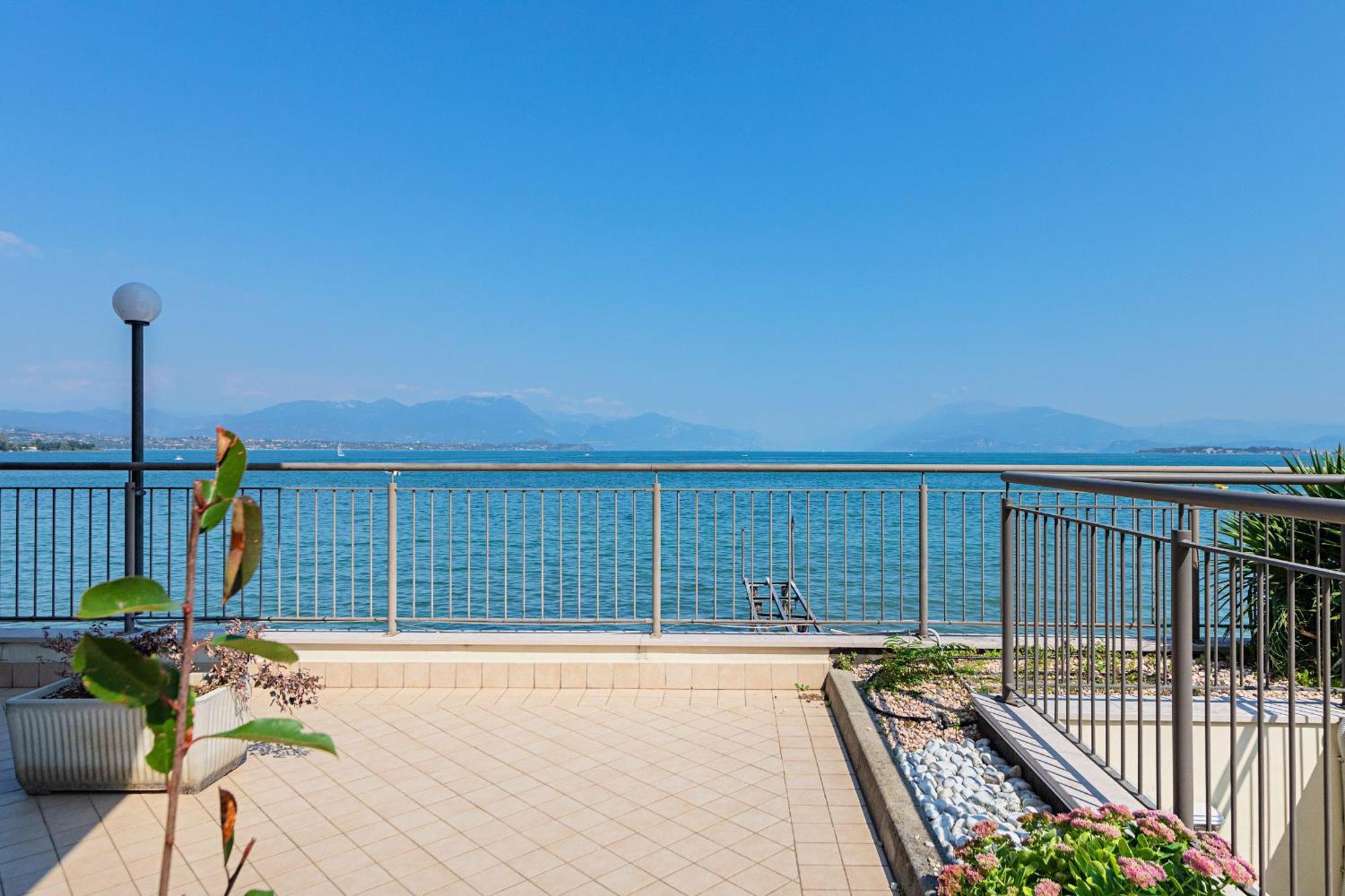 Residenza Miralago By Wonderful Italy Дезенцано-дель-Гарда Экстерьер фото
