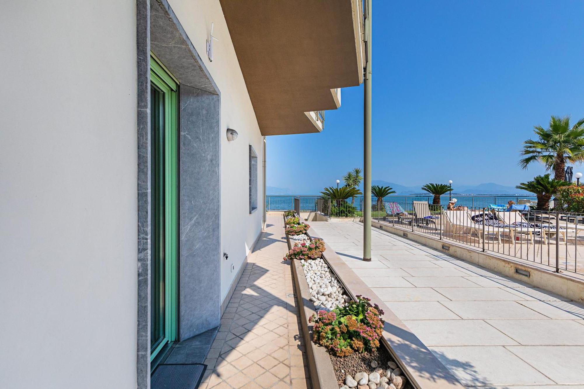 Residenza Miralago By Wonderful Italy Дезенцано-дель-Гарда Экстерьер фото