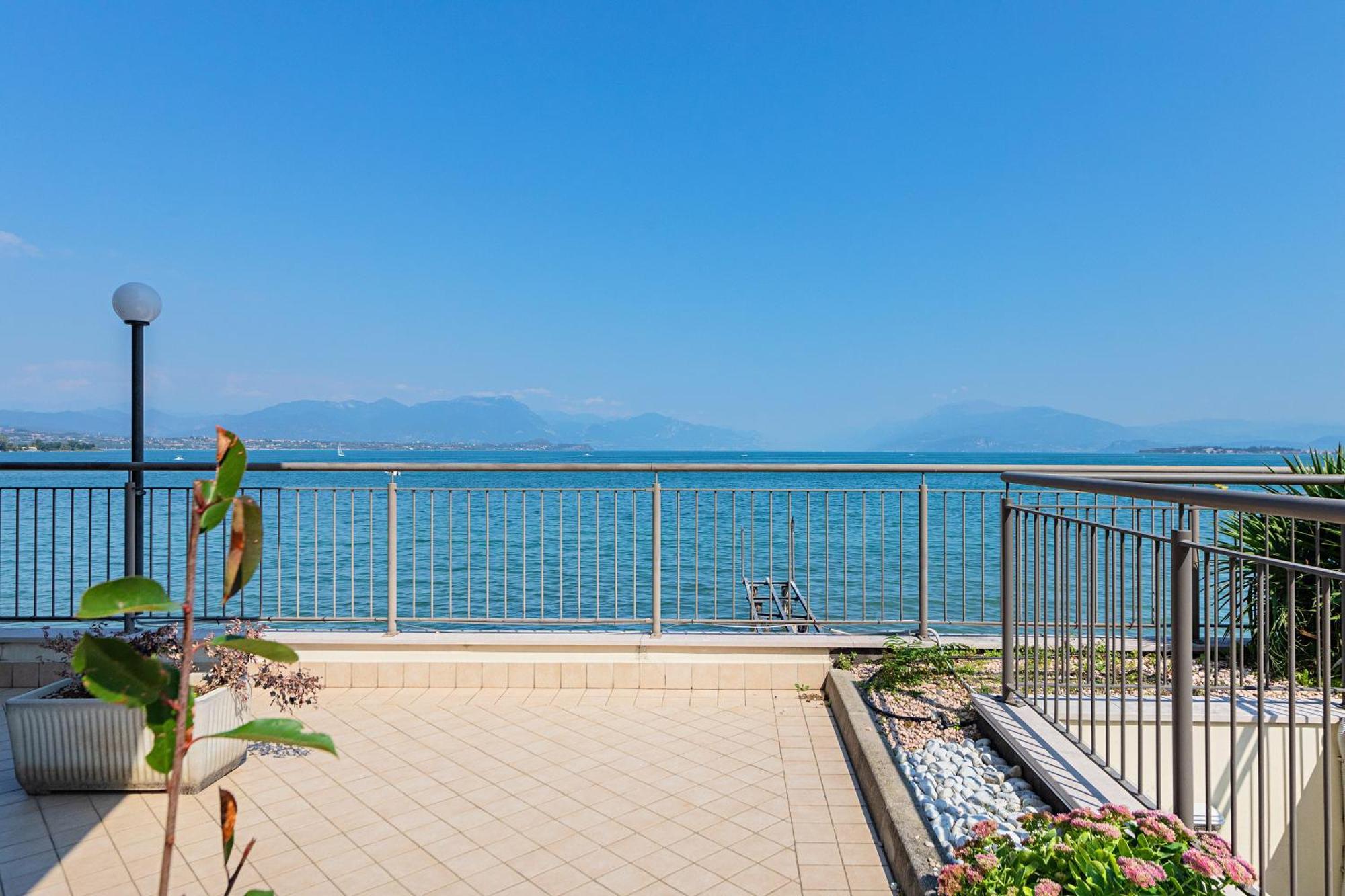 Residenza Miralago By Wonderful Italy Дезенцано-дель-Гарда Экстерьер фото