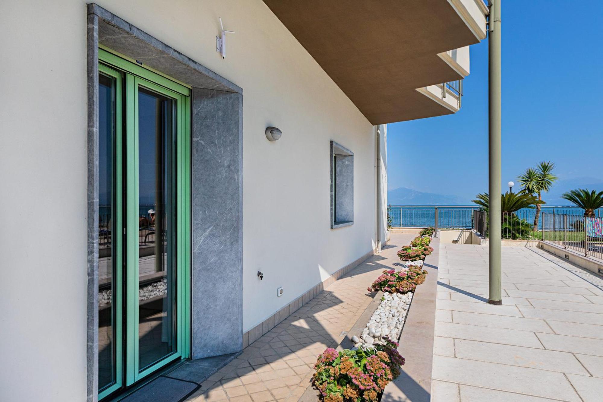 Residenza Miralago By Wonderful Italy Дезенцано-дель-Гарда Экстерьер фото